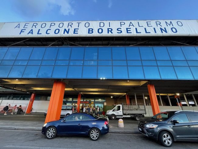 Tour de force per i passeggeri del volo Milano-Catania