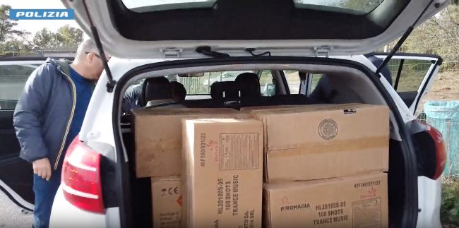 A18, fermata auto in direzione San Gregorio carica di fuochi d’artificio illegali – VIDEO