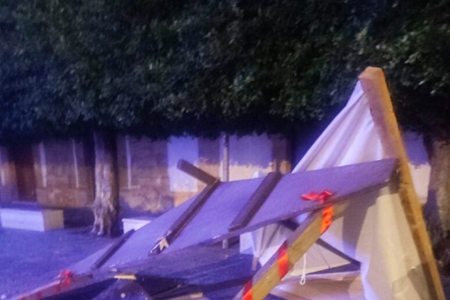 Casetta del mercatino di Natale distrutta a Castelvetrano
