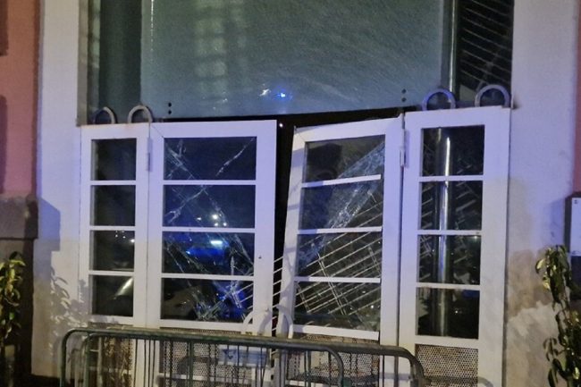 Ubriaco sfonda la porta di una discoteca con l’auto, patente ritirata