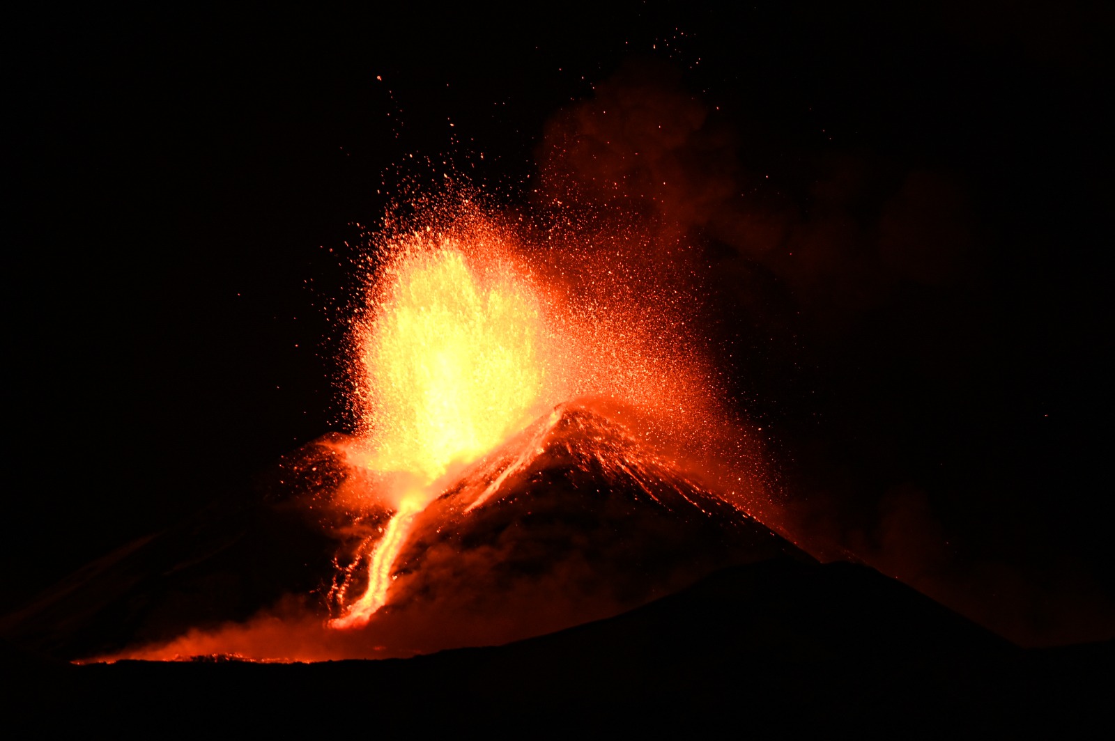 L’Etna in eruzione lascia tutti col fiato sospeso: le FOTO e i VIDEO più belli