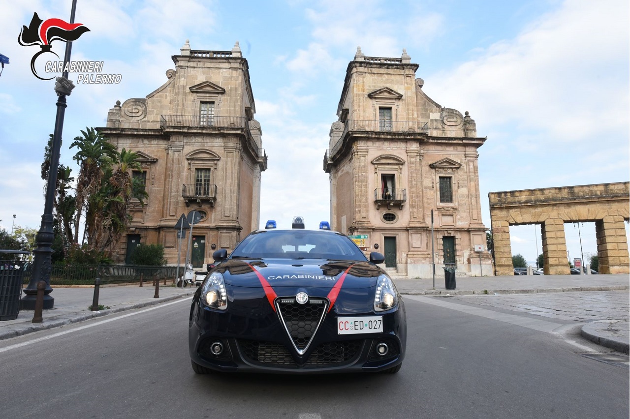 Un “benvenuto” poco desiderato a Palermo: turista trova la sua auto svaligiata e i finestrini rotti