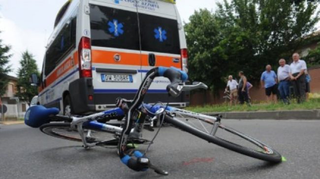 Preso a colpi di cric per una mancata precedenza, in ospedale un ciclista