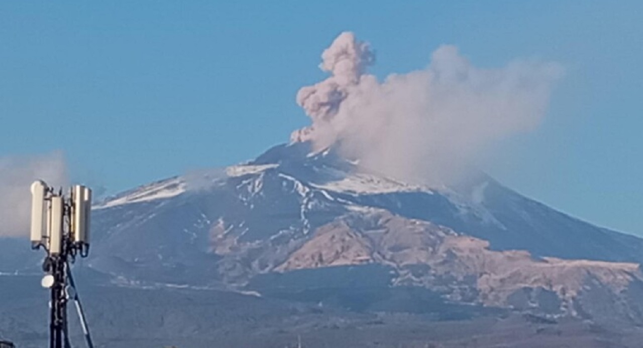 Etna, emissione di cenere dal cratere Bocca Nuova