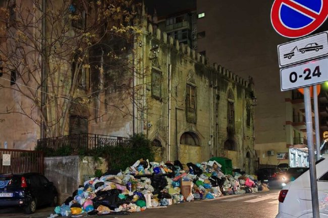 Rifiuti incendiati a Palermo dopo le festività natalizie