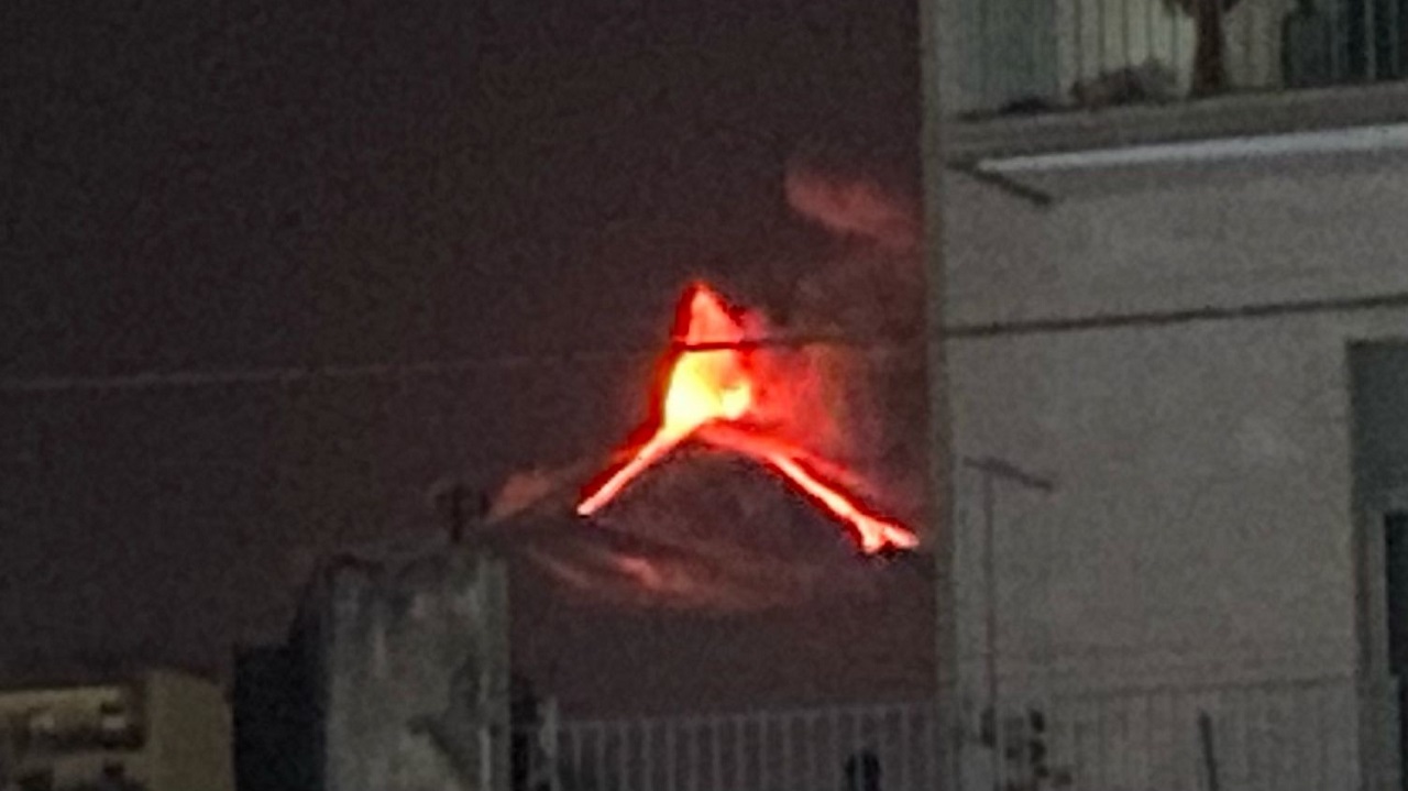 Etna in eruzione, “pioggia” di lava e cenere – FOTO E VIDEO