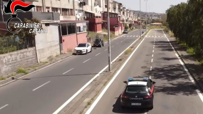 Catania, sorpreso mentre accetta droga: la fuga e il tentativo di “alleggerirsi le tasche”