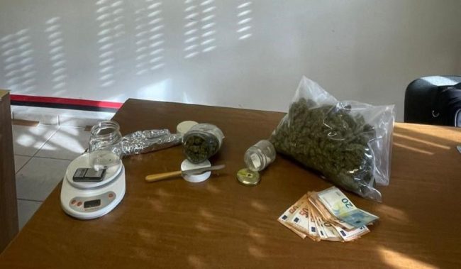 Droga addosso e in casa, taorminese arrestato con gli “appunti” sui clienti