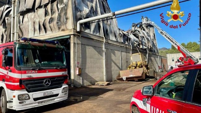 Incendio in un oleificio del Catanese – LE FOTO