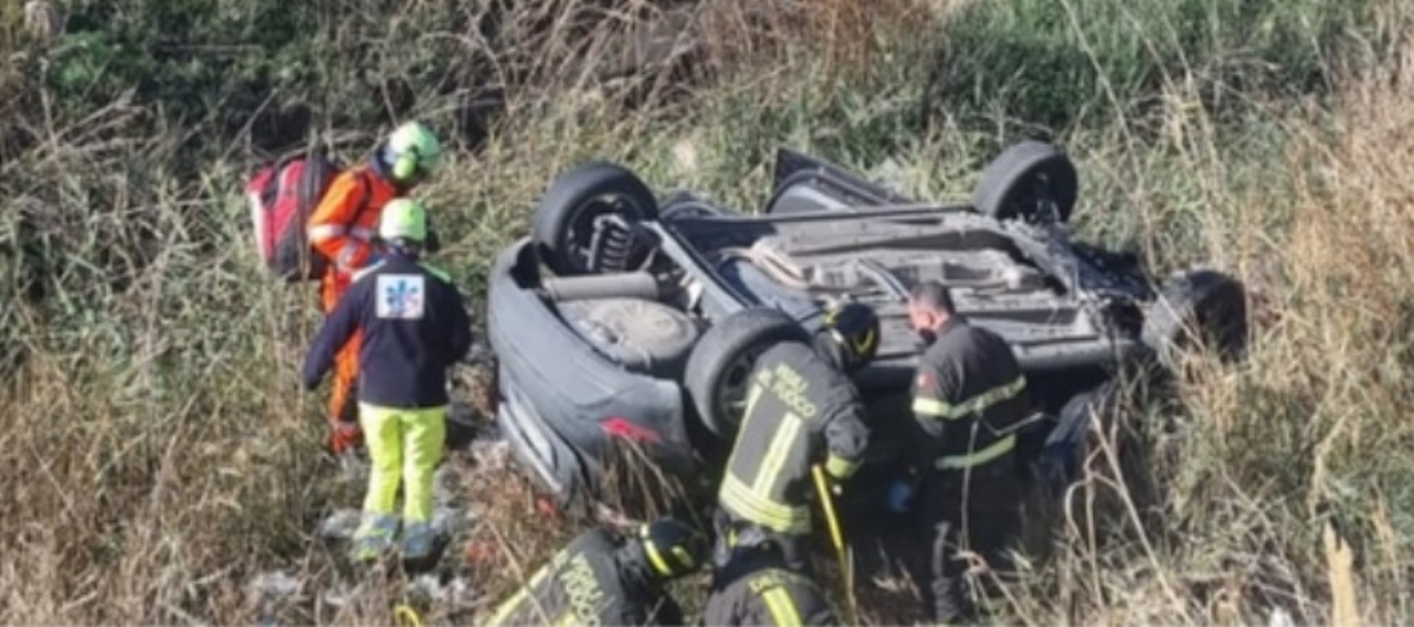 Incidente tra Riesi e Sommatino, 73enne “vola” con l’auto giù da un ponte