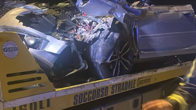 Autocisterna si ribalta e schiaccia un’auto, tre feriti