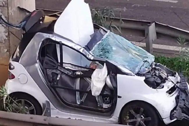 Smart giù da un ponte a Palermo, in bilico tra la vita e la morte il 17enne rimasto ferito