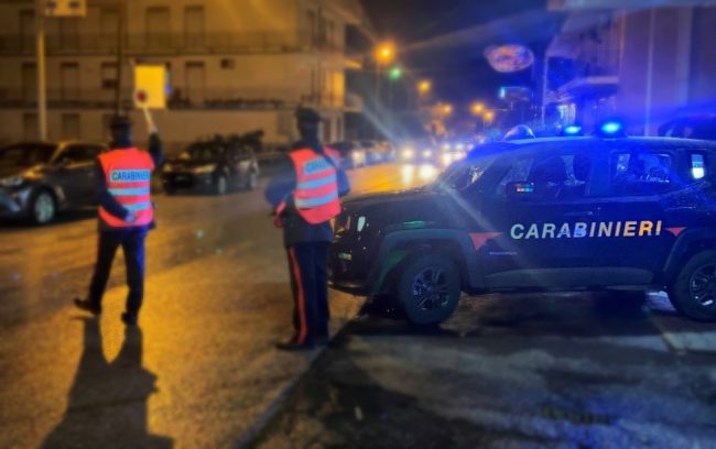 Via vai di giovani sotto casa, beccata con cocaina e crack: arrestata una 65enne messinese