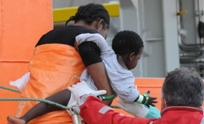 Centro per minori stracolmo, niente acqua e coperte: il senatore Nicita lancia l’allarme