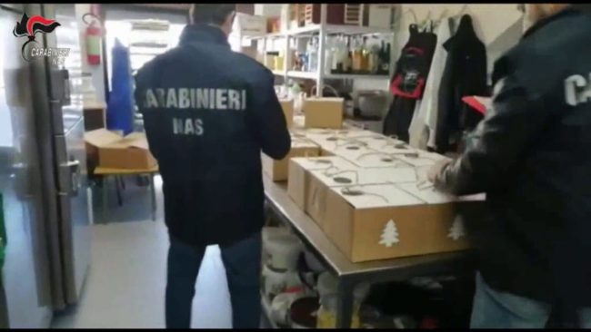 Finti panettoni “artigianali” con parassiti, sequestrate 39 tonnellate di dolci natalizi – VIDEO