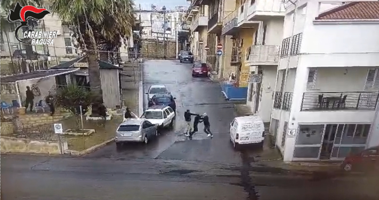 Violenta rissa tra le vie del centro, identificati e denunciati 3 tunisini
