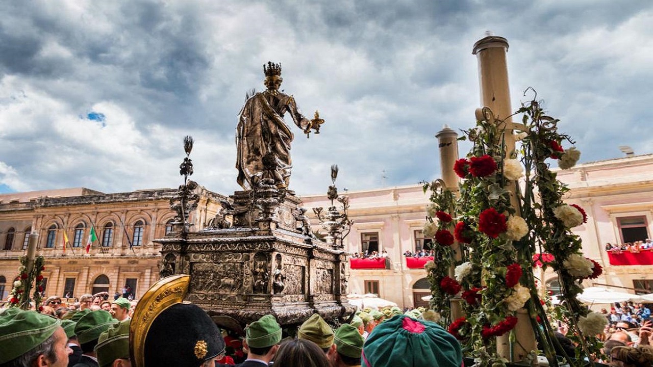 Con lo scooter tra la folla di fedeli durante la festa di Santa Lucia, denunciato un 21enne a Siracusa