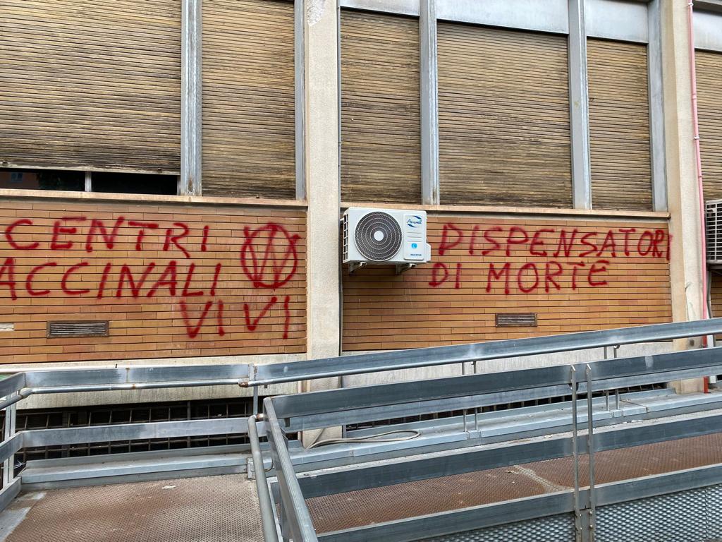 Scritte no vax sui muri dell’Istituto di Igiene e Microbiologia del Policlinico di Palermo