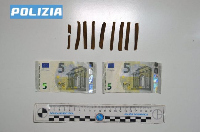 Hashish e droga nelle piazze di Vittoria, spacciatore tradito da uno “scambio anomalo”