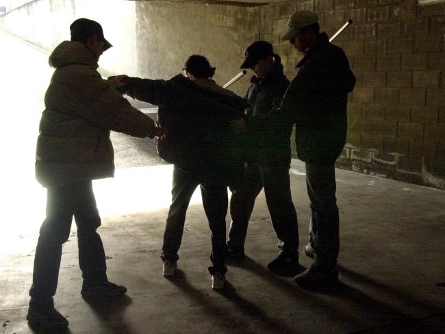 Preso a bastonate da quattro ragazzi mentre torna a casa: “Città diventata invivibile”