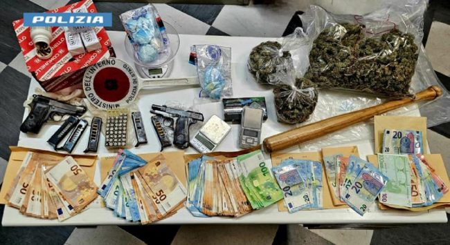 Pistole, munizioni e droga nascosti: due arresti ad Enna