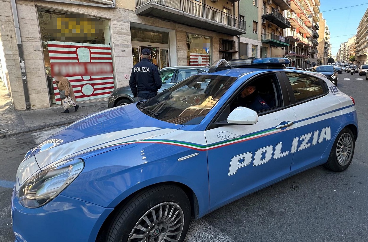 Scoperta a rubare in un negozio di Catania, aggredisce la commessa e scappa: arrestata 47enne