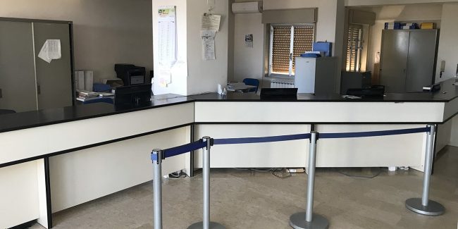 Caos al Centro per l’impiego di Santa Teresa di Riva: urla, pugni sul bancone e contro dipendente