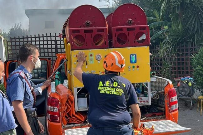 Villa divorata dalle fiamme, veicolo della Protezione civile senza acqua e gasolio