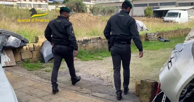 Sequestrate cinque officine abusive nel Nisseno