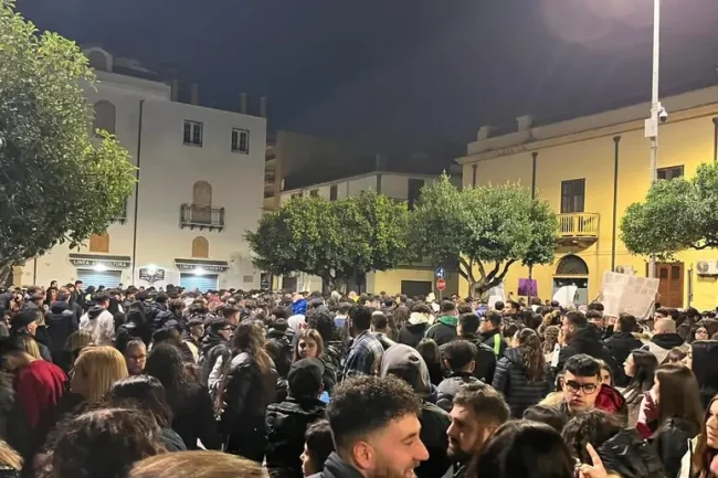 “Poteva essere mio figlio-Insieme per la vita”: la fiaccolata in memoria del giovane Francesco