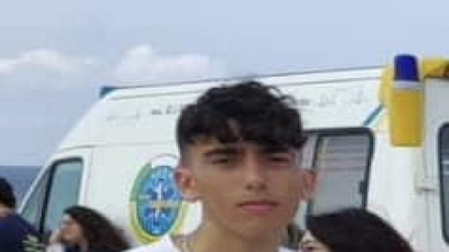 Urtato da un’auto e sbalzato fuori strada: così è morto il 18enne Biagio Lombardo sulla SS 115