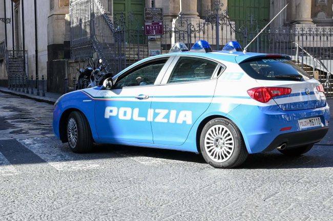 Giovani sorpresi mentre uscivano dalla finestra di un appartamento: in manette