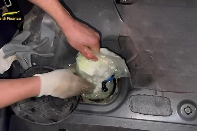 Palermo, corriere della droga con 11 kg di cocaina nel serbatoio dell’auto