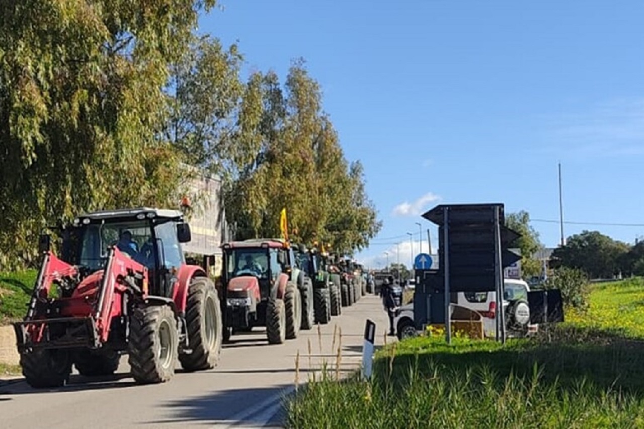 Ancora in atto la protesta degli agricoltori: sulla Palermo-Sciacca con i trattori