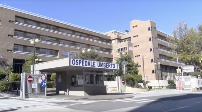 Il calvario di una donna all’ospedale di Siracusa, figlio presenta esposto