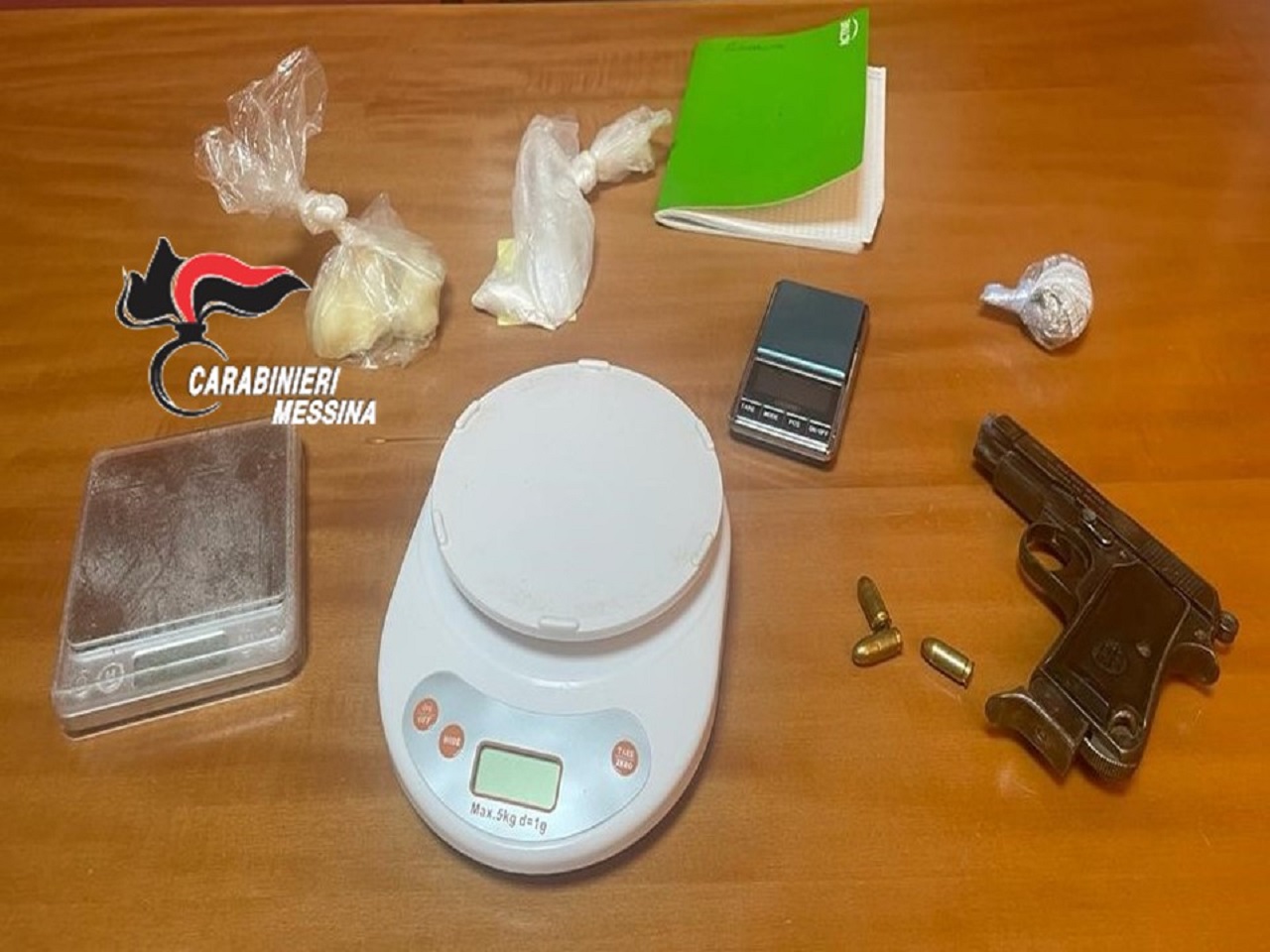 Crack, cocaina e una pistola in casa: arrestato 51enne a Messina