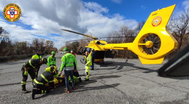 Biker si infortuna sull’Etna, soccorso dal SASS