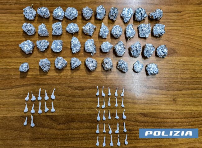 Insolito via vai a Catania, arrestato pusher e denunciato complice