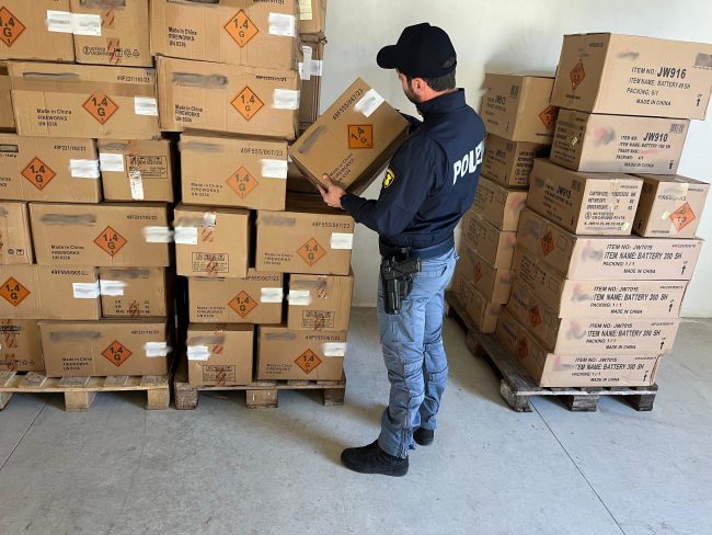 Esplosivi custoditi senza cautele e ammanco di fuochi d’artificio sequestrati nel Catanese