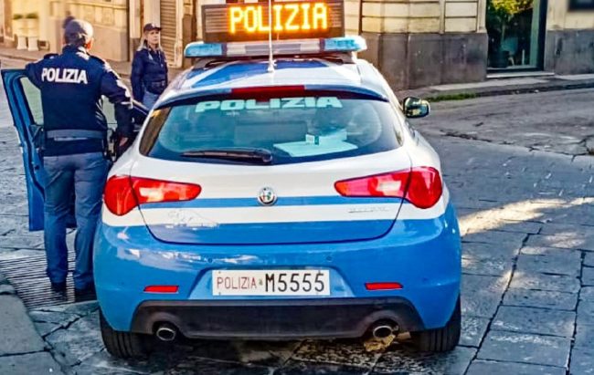 Coltelli, passamontagna e cartucce nascosti nella moto: fermati 2 soggetti a Catania