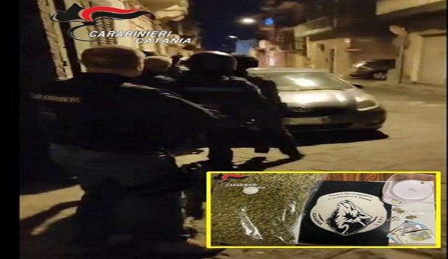 Dal “Villaggio azzurro” al centro di Catania per consegnare le dosi: arrestato “rider” della marijuana