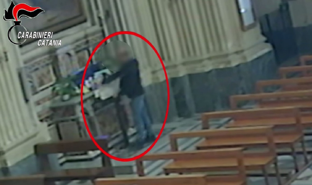 Catania, palermitano ruba candelabro con offerte della chiesa ma poi ci ripensa – VIDEO