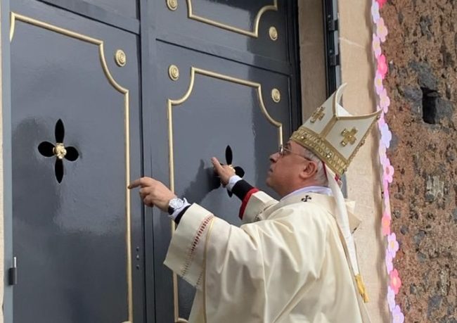 “Si chiude la Porta Santa ma si apre la strada, quella della missione”, a Mompileri grande commozione