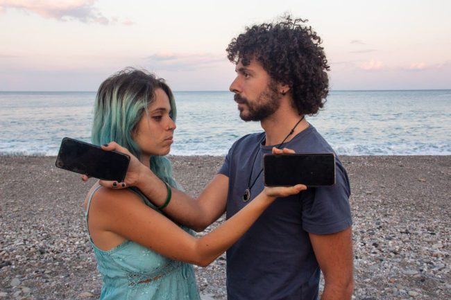 Il regista Francesco Raciti racconta il nostro quotidiano nel corto “Tra le morse della tecnologia”
