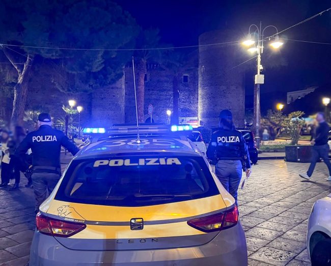 In auto con chiavi alterate, grimaldelli e droga: 3 pregiudicati in manette