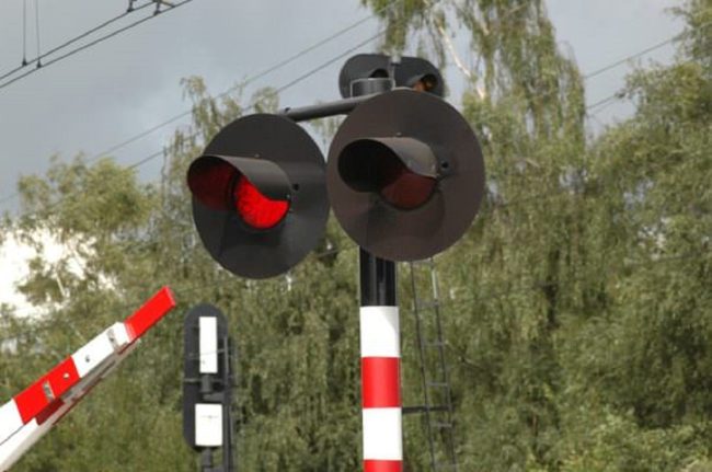 Auto incastrata nel passaggio a livello sulla Modica-Pozzallo