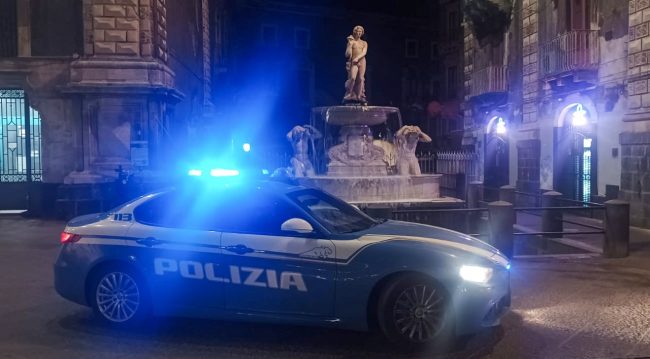 Controlla il telefono della moglie, la minaccia e la fa vivere un incubo: arrestato 64enne