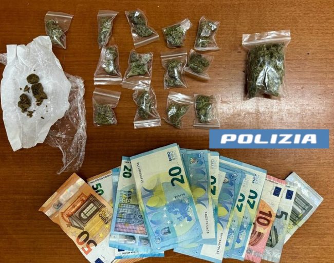 Catania, rifornisce di droga i giovani frequentatori di una piazza del centro: pusher in manette