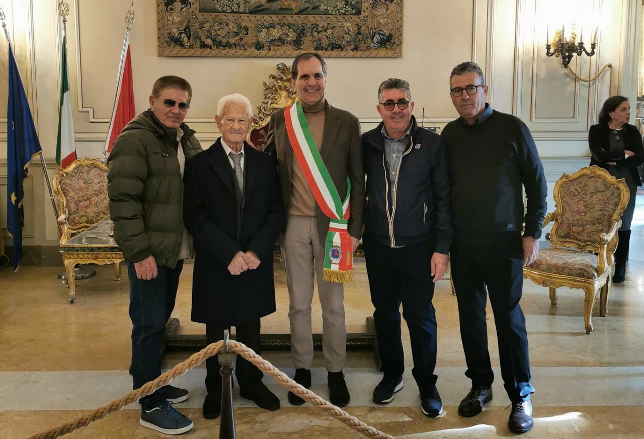 Catania ha un “nuovo centenario”: Giuseppe Sapuppo premiato a Palazzo degli Elefanti