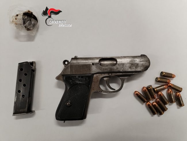 Siracusa, 27enne tradito dal suo nervosismo: aveva con sé una pistola con matricola abrasa
